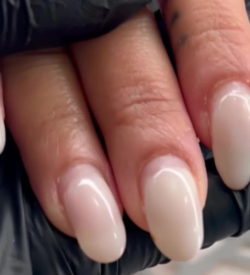 Uñas almendra en nude lechoso hechas en Daniela Nails, Alhama de Murcia