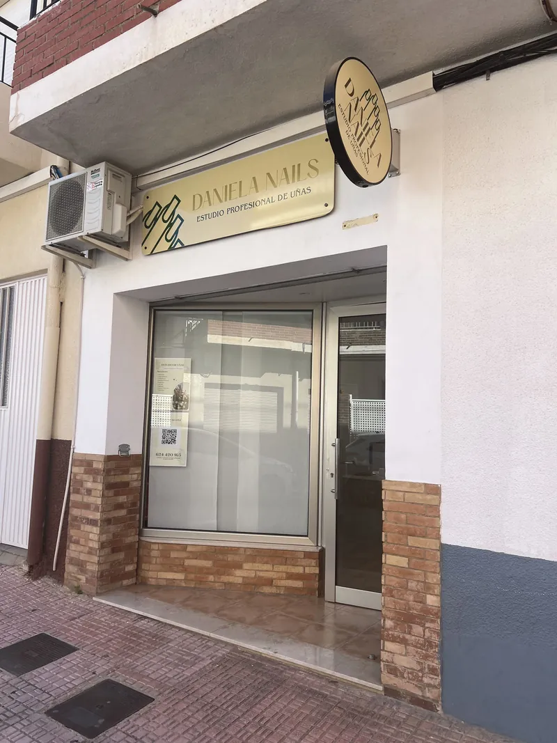 Fachada del estudio Daniela Nails con su rótulo dorado en Alhama de Murcia