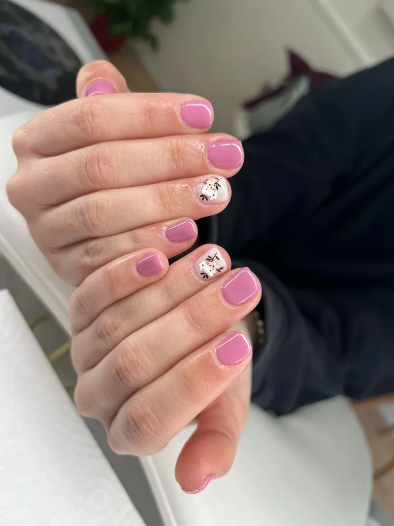 Manicura semipermanente malva con flores blancas pintadas