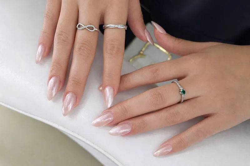 Manicura nude cromada en uñas almendra