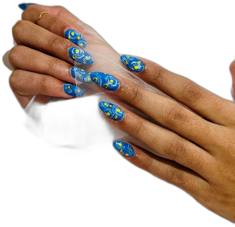Mano con nail art azul noche estrellada pintado a mano en Daniela Nails
