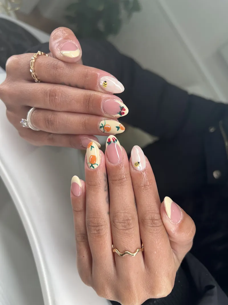Nail art de frutas pintado a mano sobre uñas almendra, Daniela Nails Alhama de Murcia