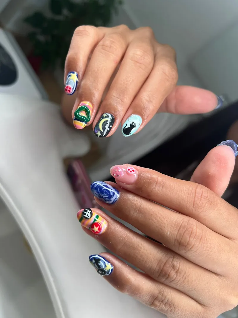 Nail art pop multicolor hecho a mano